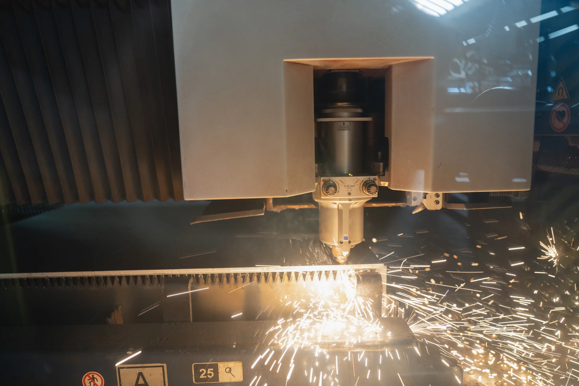 Laserschneiden – Funken beim Schneiden von Stahlblech