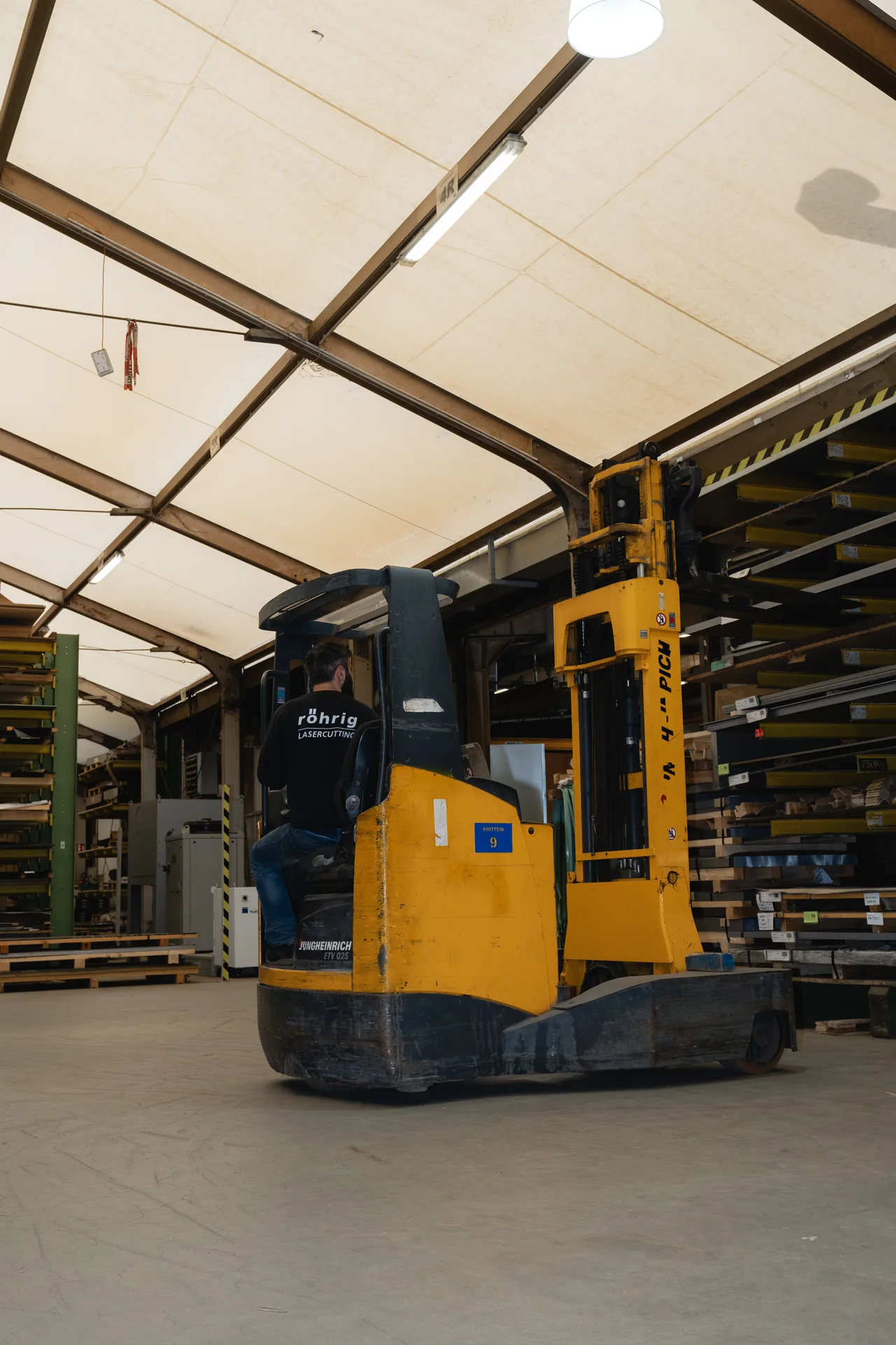 Materiallager mit Stahl, Edelstahl und Aluminium