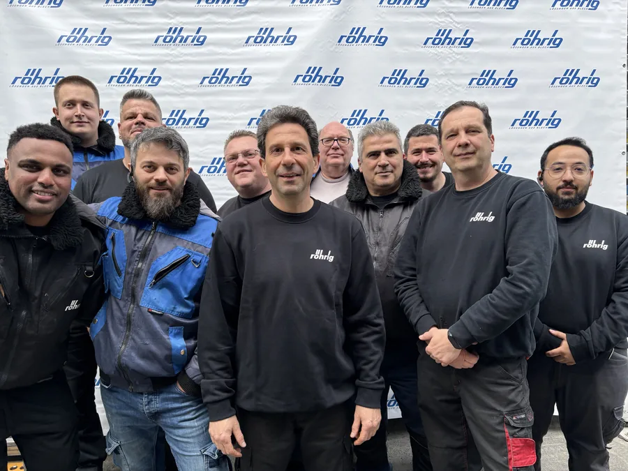 Laser-Bediener in der Fertigung der Röhrig GmbH